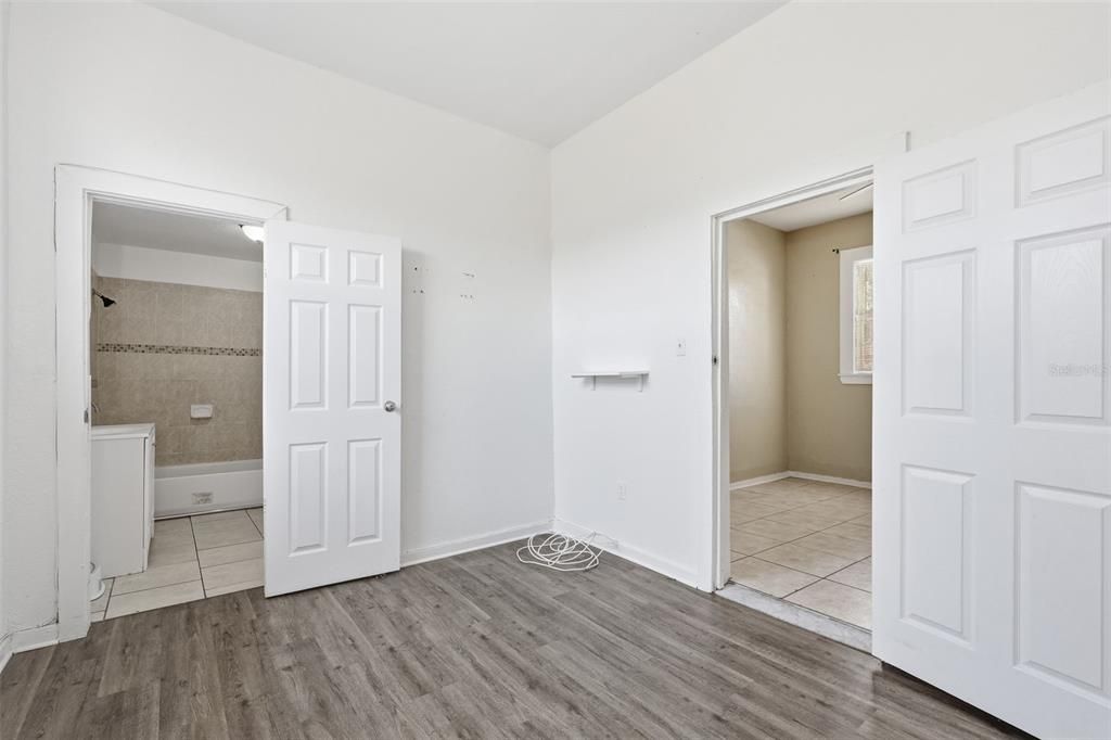 Active With Contract: $325,000 (2 beds, 1 baths, 924 Square Feet)