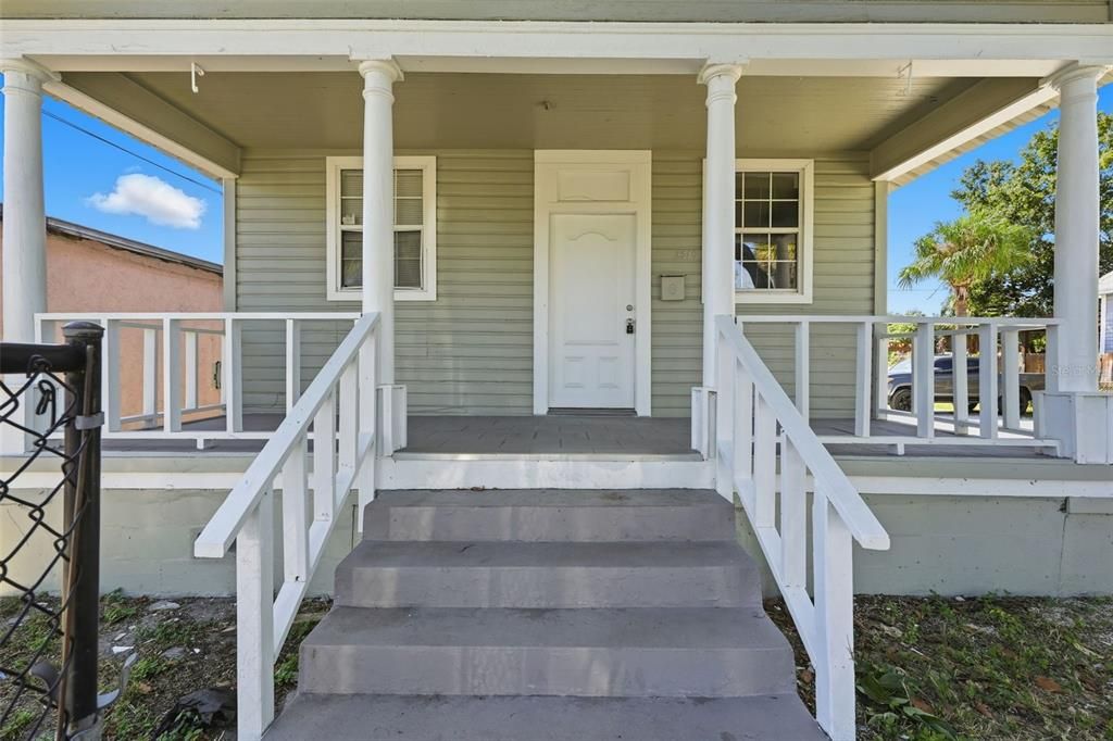 Active With Contract: $325,000 (2 beds, 1 baths, 924 Square Feet)