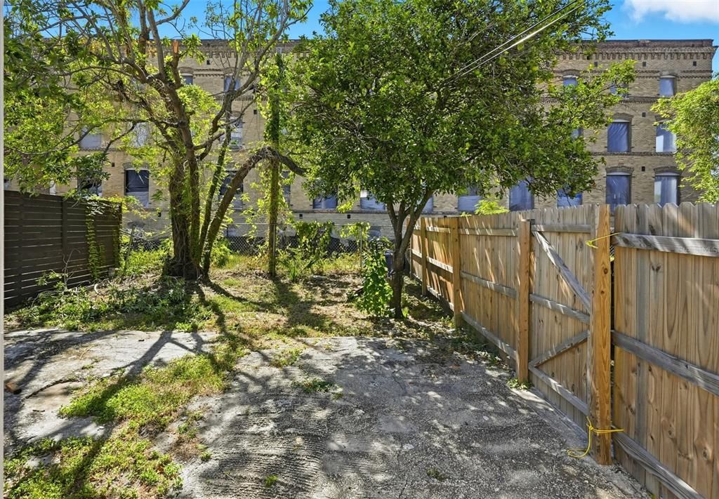 Active With Contract: $325,000 (2 beds, 1 baths, 924 Square Feet)