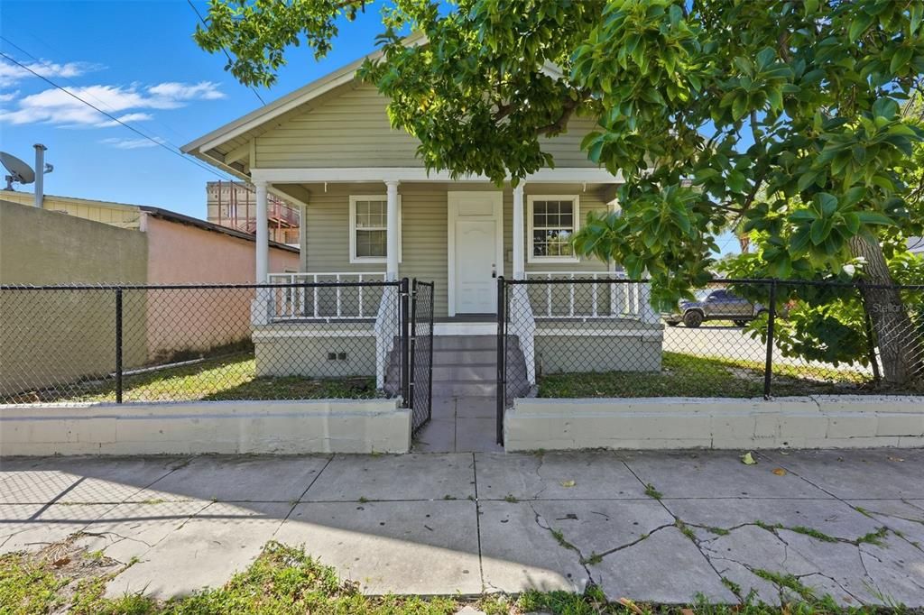 Active With Contract: $325,000 (2 beds, 1 baths, 924 Square Feet)