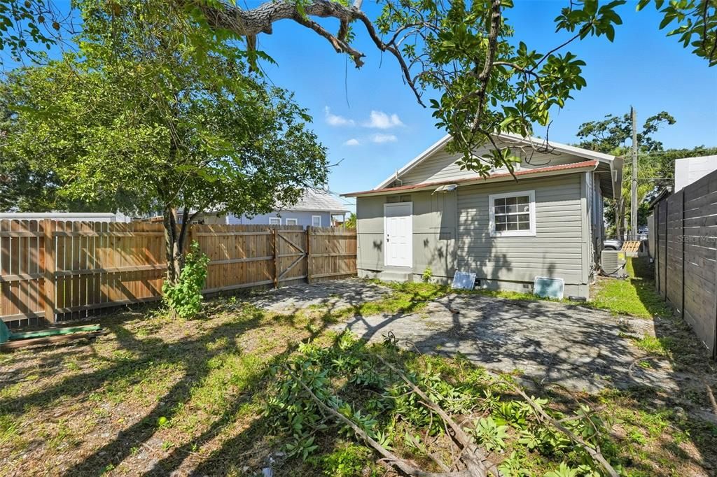 Active With Contract: $325,000 (2 beds, 1 baths, 924 Square Feet)