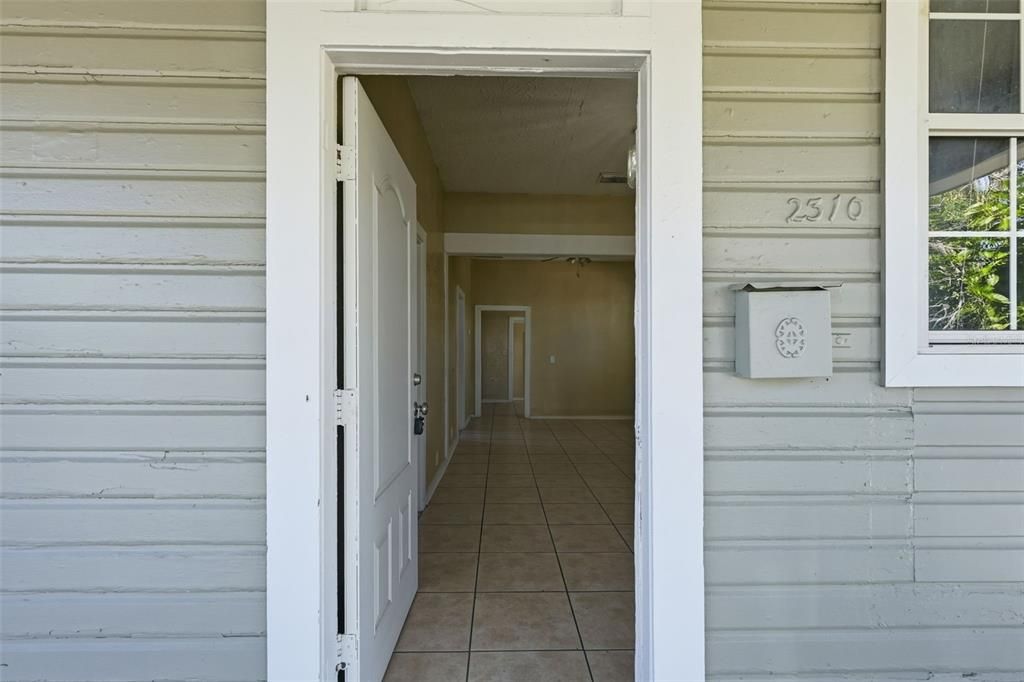 Active With Contract: $325,000 (2 beds, 1 baths, 924 Square Feet)