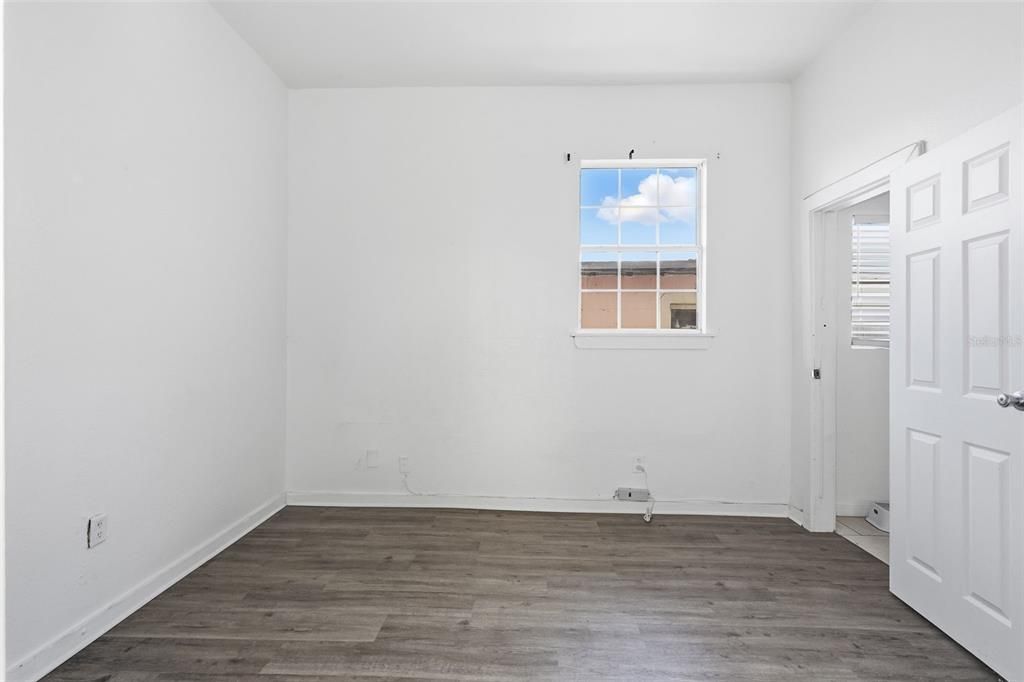 Active With Contract: $325,000 (2 beds, 1 baths, 924 Square Feet)