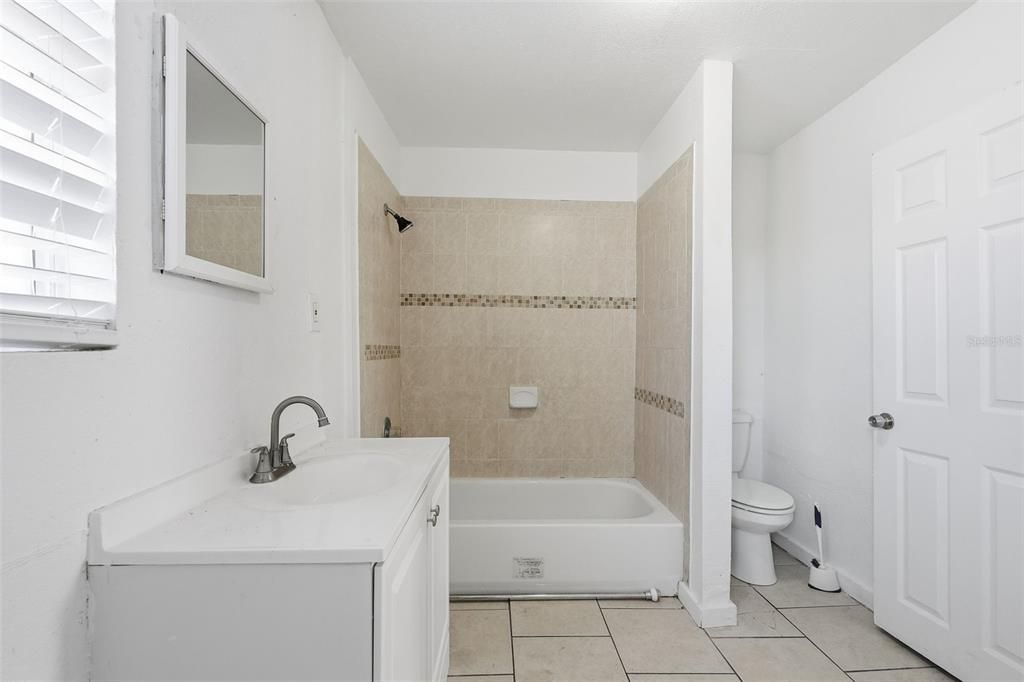 Active With Contract: $325,000 (2 beds, 1 baths, 924 Square Feet)