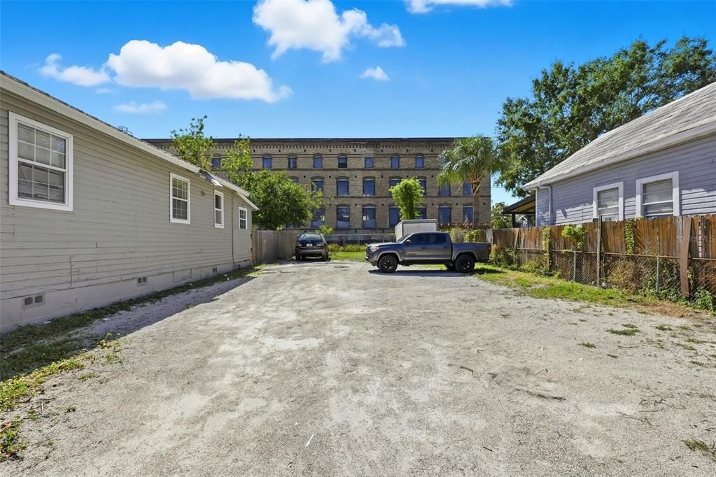 Active With Contract: $325,000 (2 beds, 1 baths, 924 Square Feet)