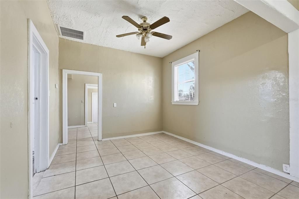 Active With Contract: $325,000 (2 beds, 1 baths, 924 Square Feet)