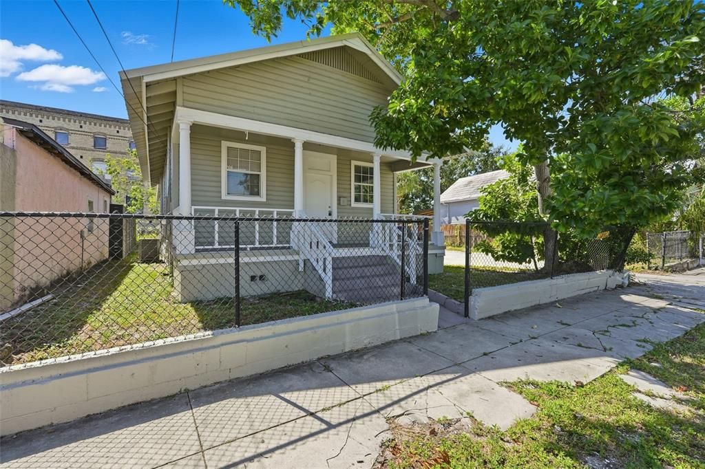 Active With Contract: $325,000 (2 beds, 1 baths, 924 Square Feet)