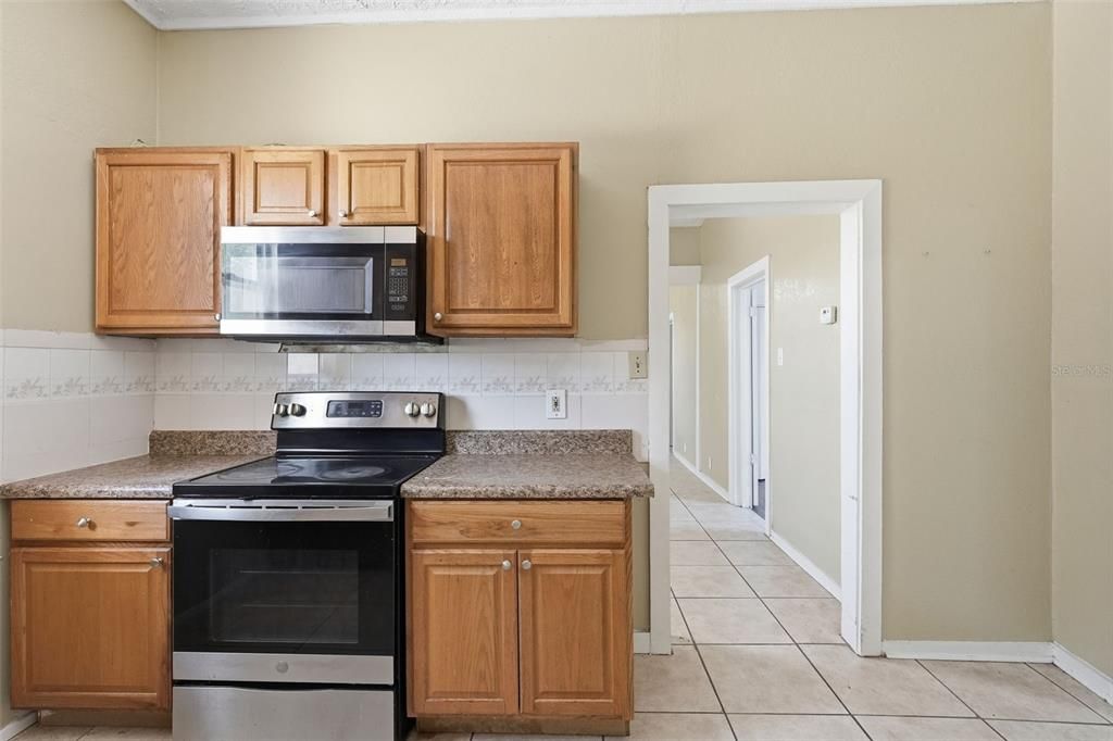 Active With Contract: $325,000 (2 beds, 1 baths, 924 Square Feet)