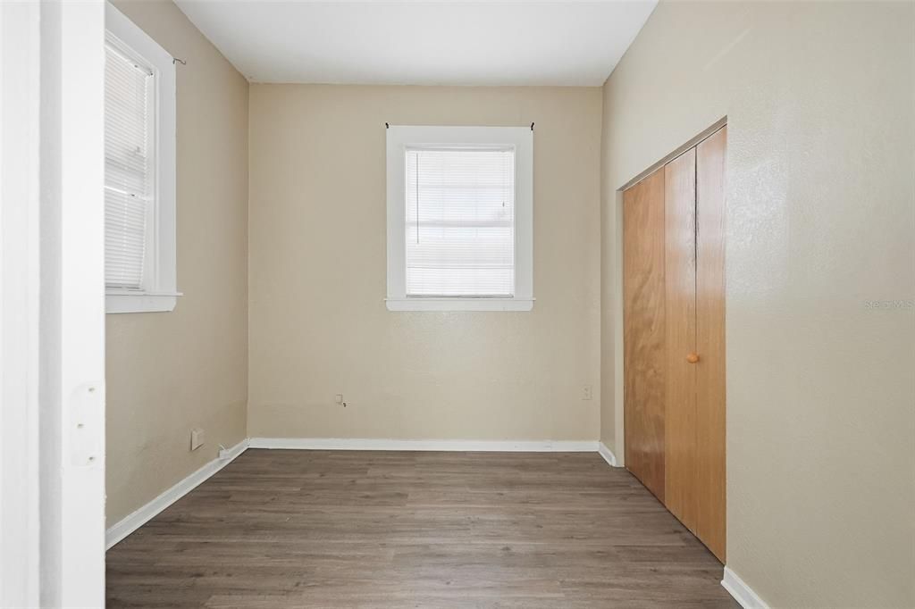 Active With Contract: $325,000 (2 beds, 1 baths, 924 Square Feet)