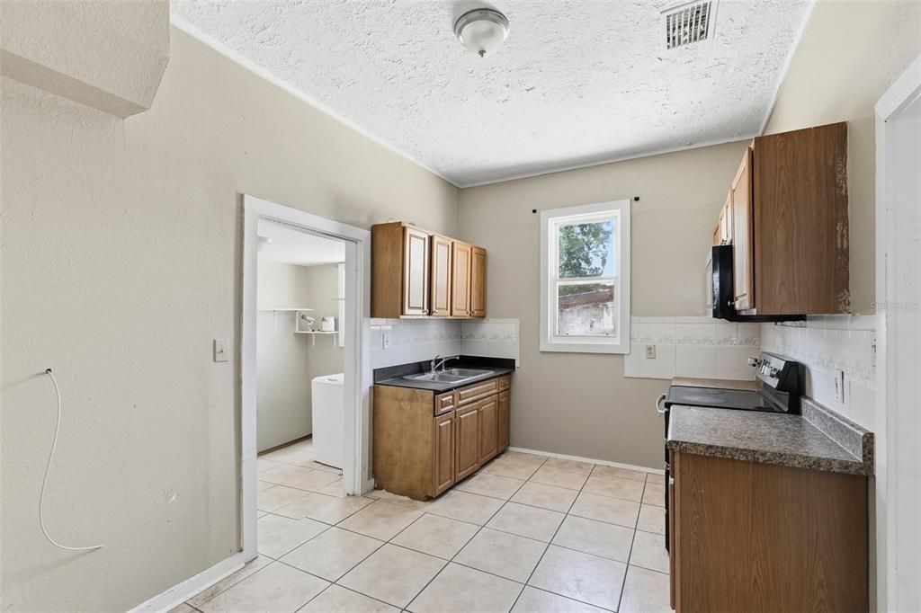 Active With Contract: $325,000 (2 beds, 1 baths, 924 Square Feet)