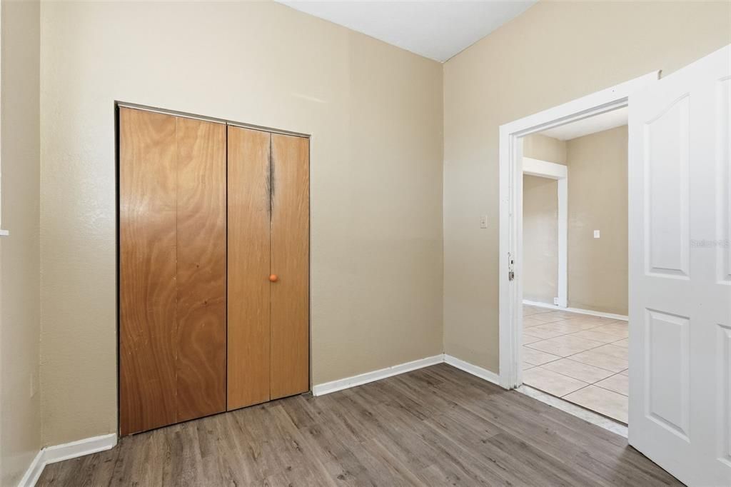 Active With Contract: $325,000 (2 beds, 1 baths, 924 Square Feet)