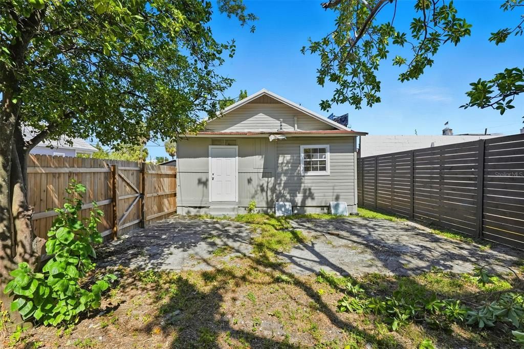 Active With Contract: $325,000 (2 beds, 1 baths, 924 Square Feet)