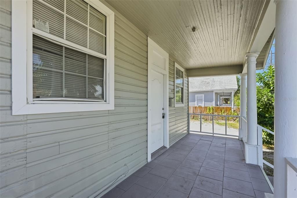 Active With Contract: $325,000 (2 beds, 1 baths, 924 Square Feet)