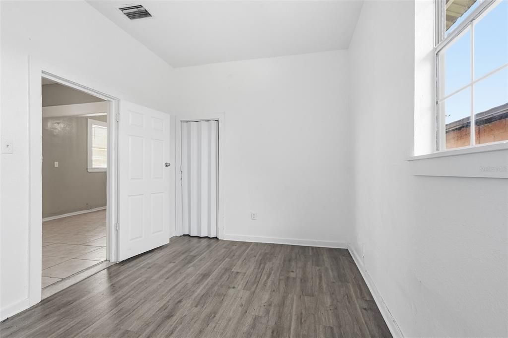 Active With Contract: $325,000 (2 beds, 1 baths, 924 Square Feet)