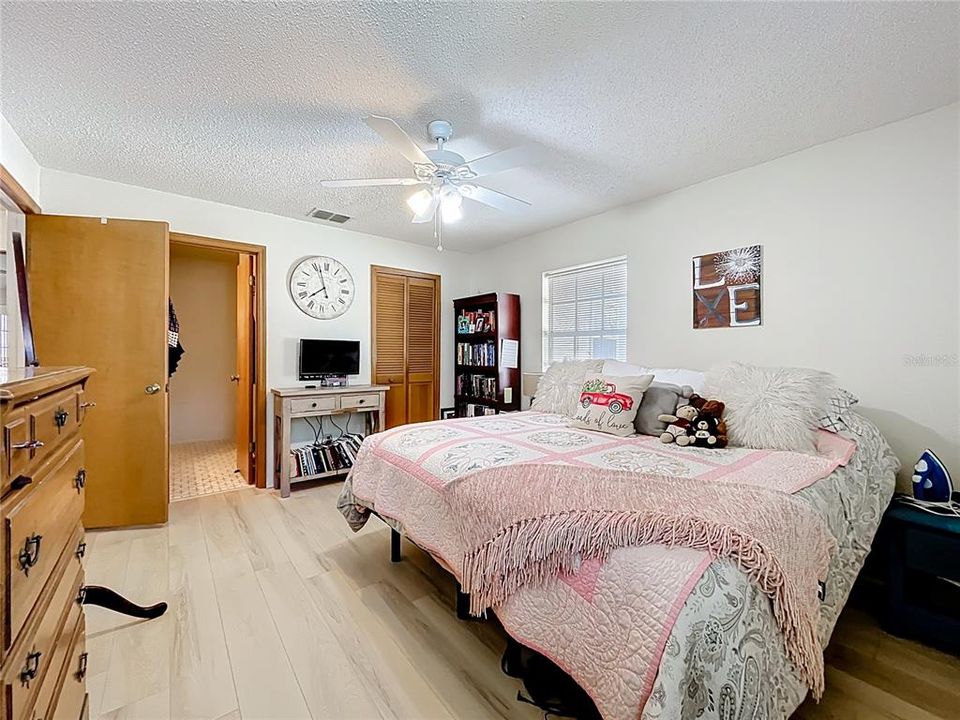 For Sale: $319,900 (2 beds, 2 baths, 1181 Square Feet)