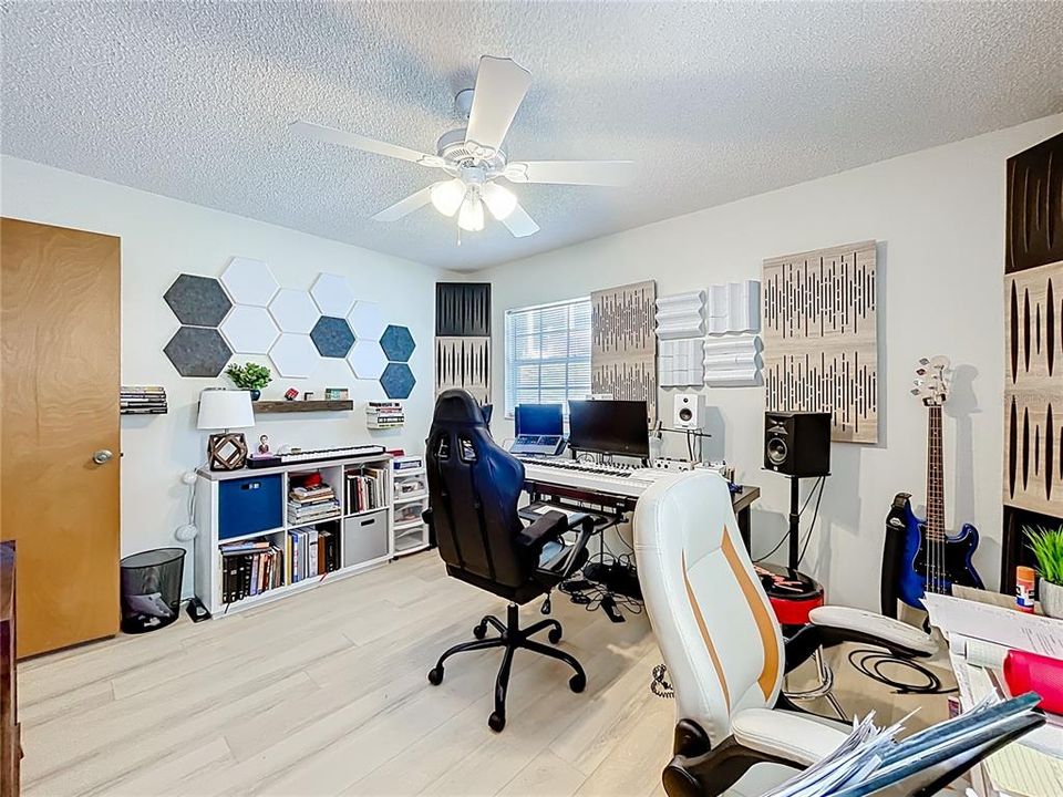 For Sale: $319,900 (2 beds, 2 baths, 1181 Square Feet)