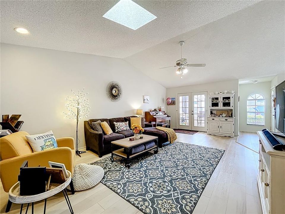 For Sale: $319,900 (2 beds, 2 baths, 1181 Square Feet)