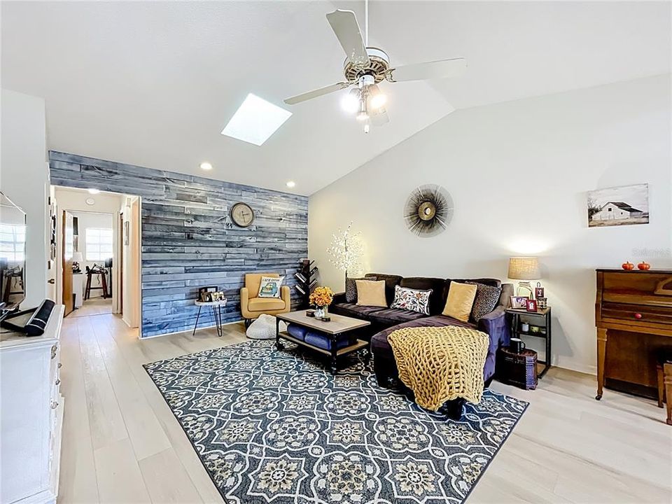 For Sale: $319,900 (2 beds, 2 baths, 1181 Square Feet)