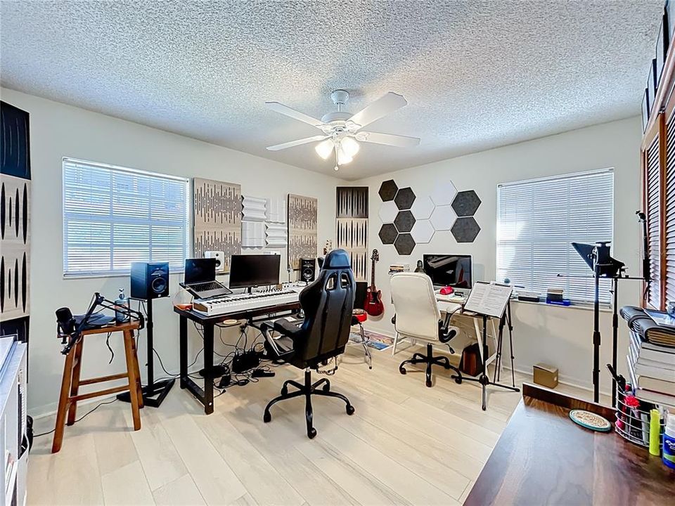 For Sale: $319,900 (2 beds, 2 baths, 1181 Square Feet)