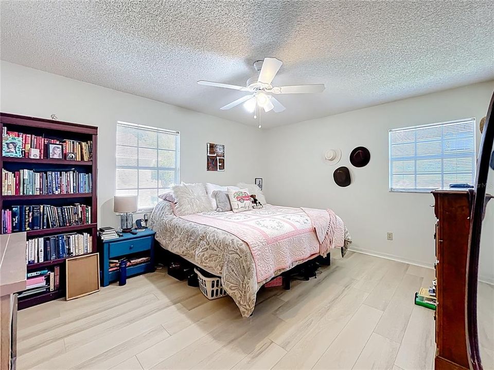 For Sale: $319,900 (2 beds, 2 baths, 1181 Square Feet)