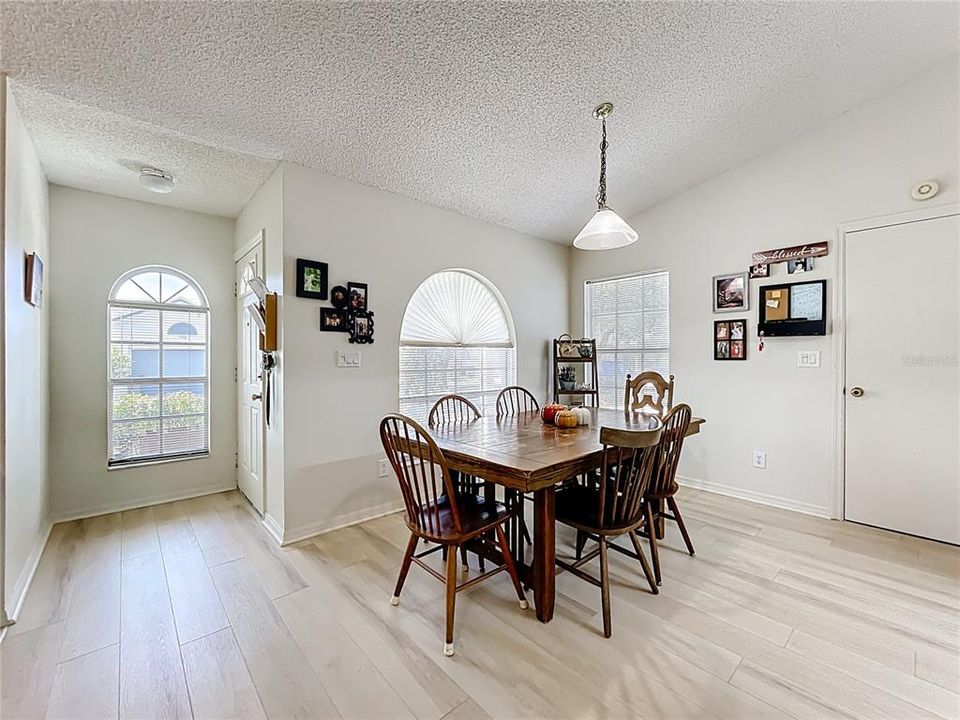 For Sale: $319,900 (2 beds, 2 baths, 1181 Square Feet)