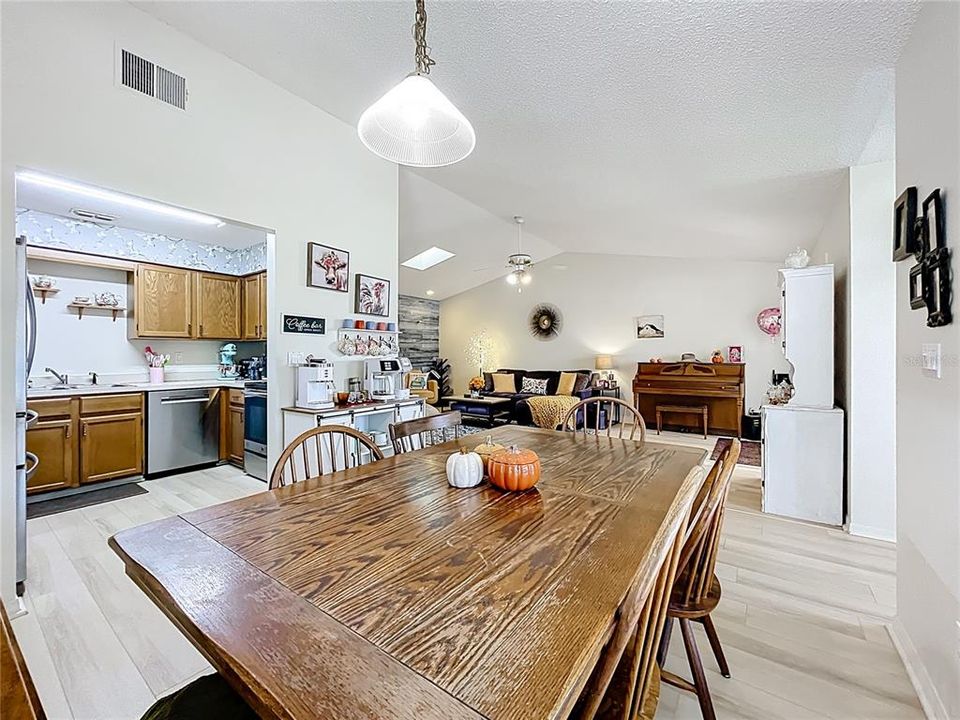 For Sale: $319,900 (2 beds, 2 baths, 1181 Square Feet)