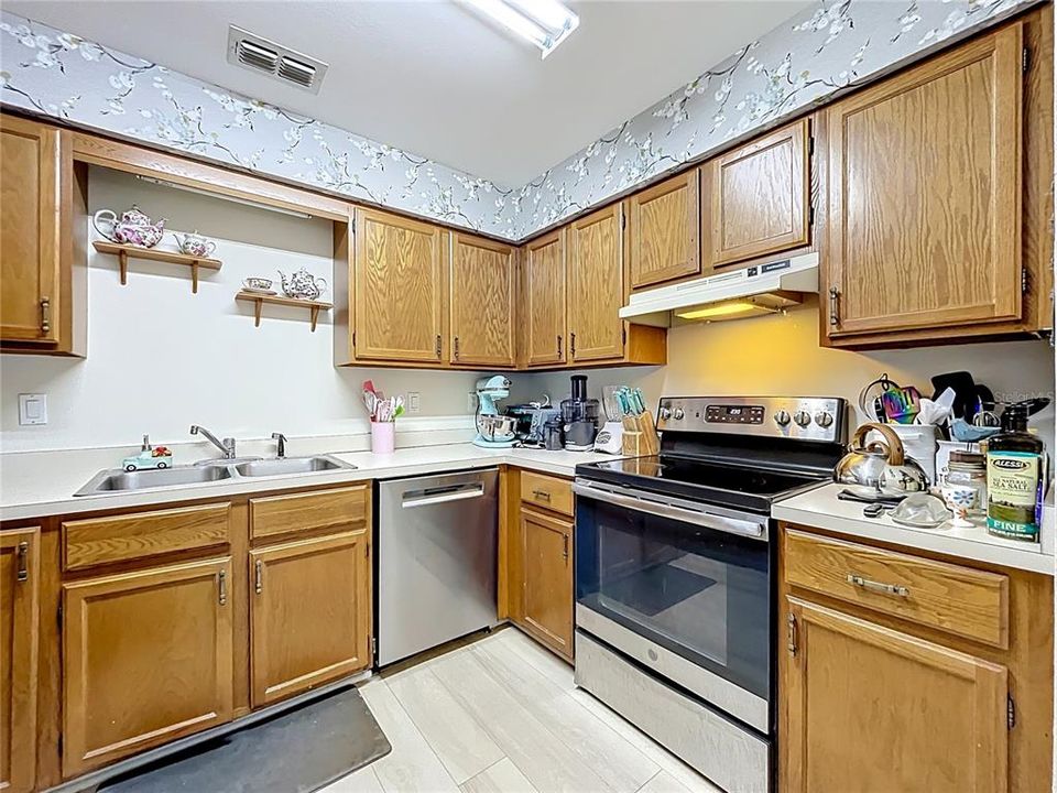 For Sale: $319,900 (2 beds, 2 baths, 1181 Square Feet)