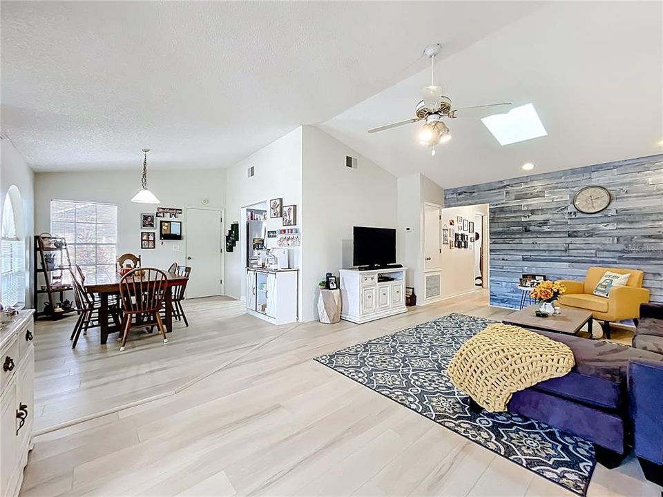 For Sale: $319,900 (2 beds, 2 baths, 1181 Square Feet)