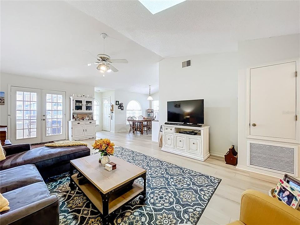 For Sale: $319,900 (2 beds, 2 baths, 1181 Square Feet)