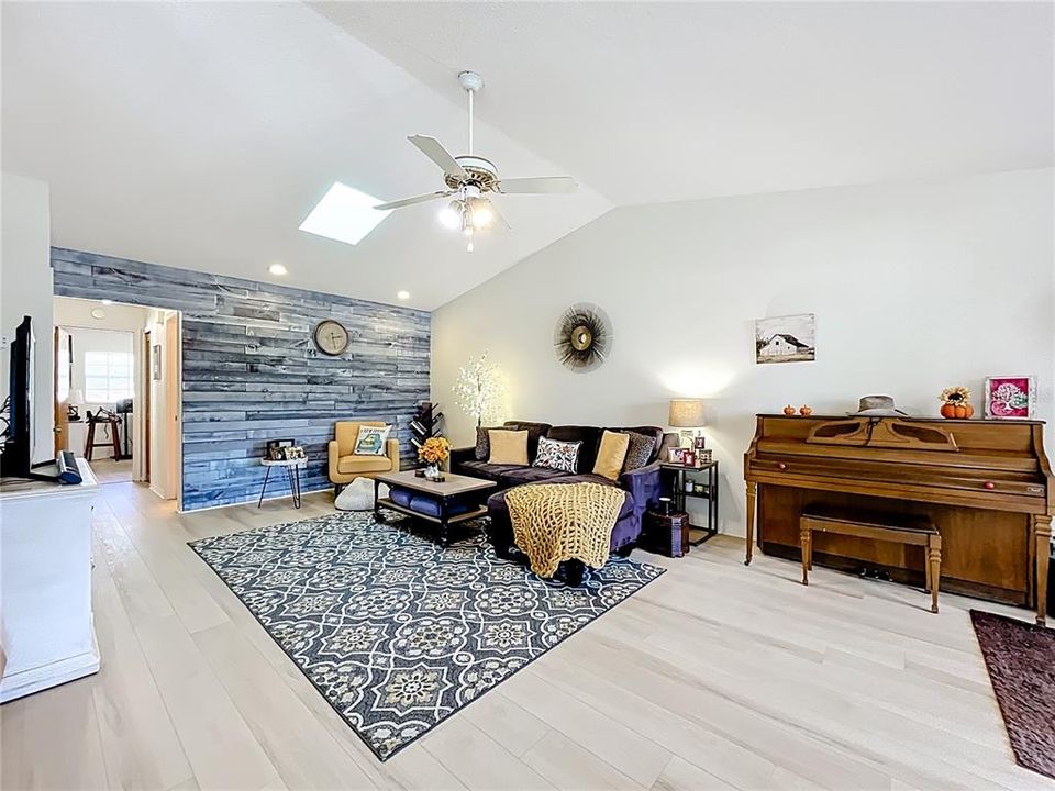 For Sale: $319,900 (2 beds, 2 baths, 1181 Square Feet)