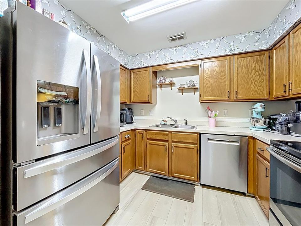 For Sale: $319,900 (2 beds, 2 baths, 1181 Square Feet)