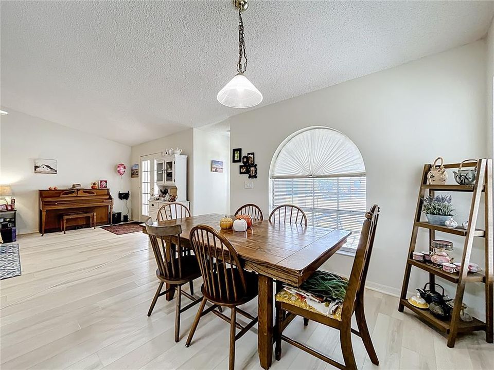 For Sale: $319,900 (2 beds, 2 baths, 1181 Square Feet)