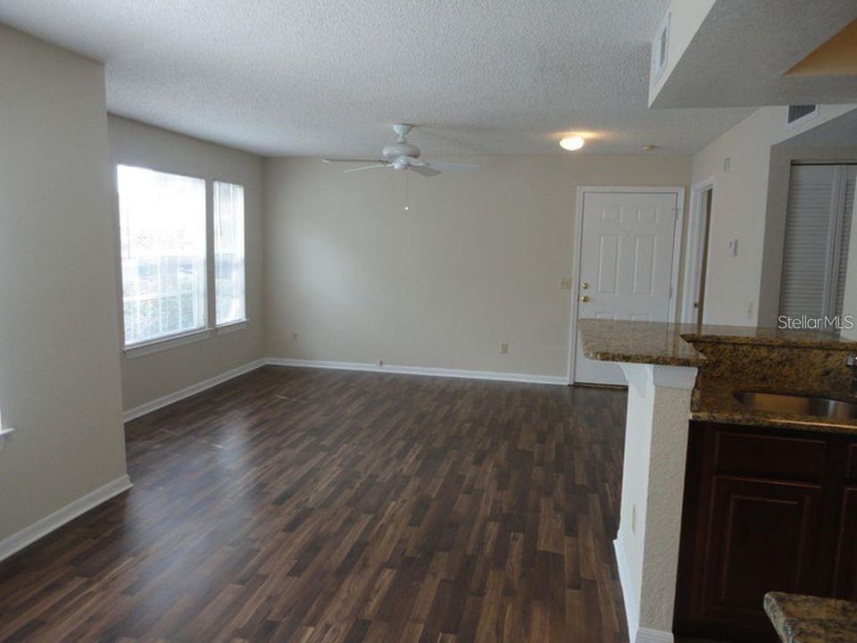 For Rent: $1,800 (2 beds, 2 baths, 934 Square Feet)