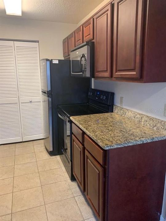 For Rent: $1,800 (2 beds, 2 baths, 934 Square Feet)