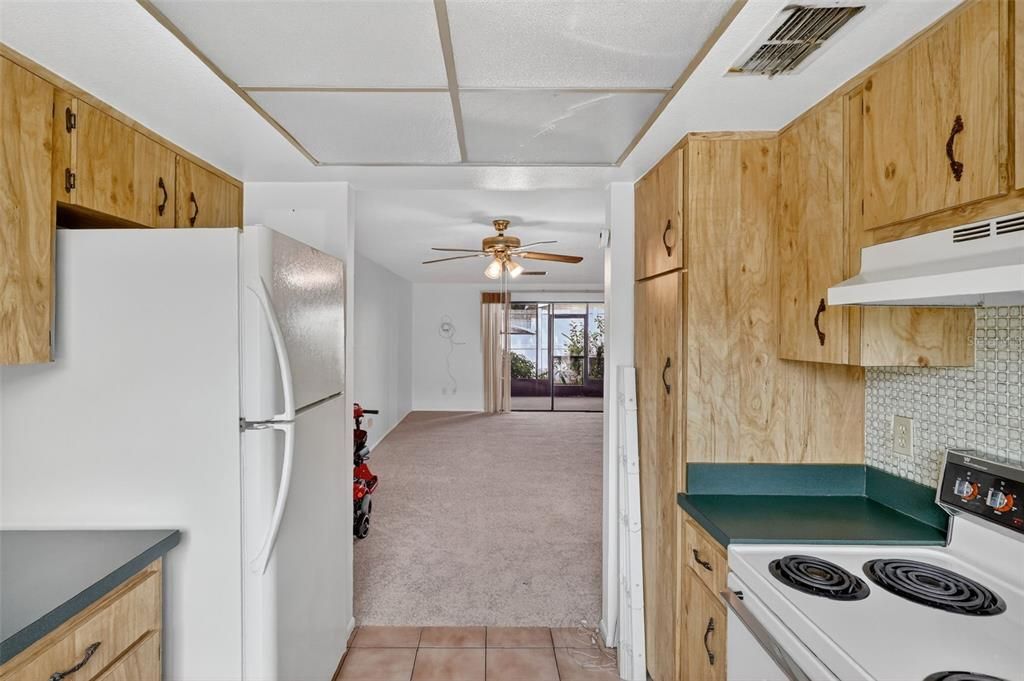 待售: $220,000 (2 贝兹, 2 浴室, 1048 平方英尺)