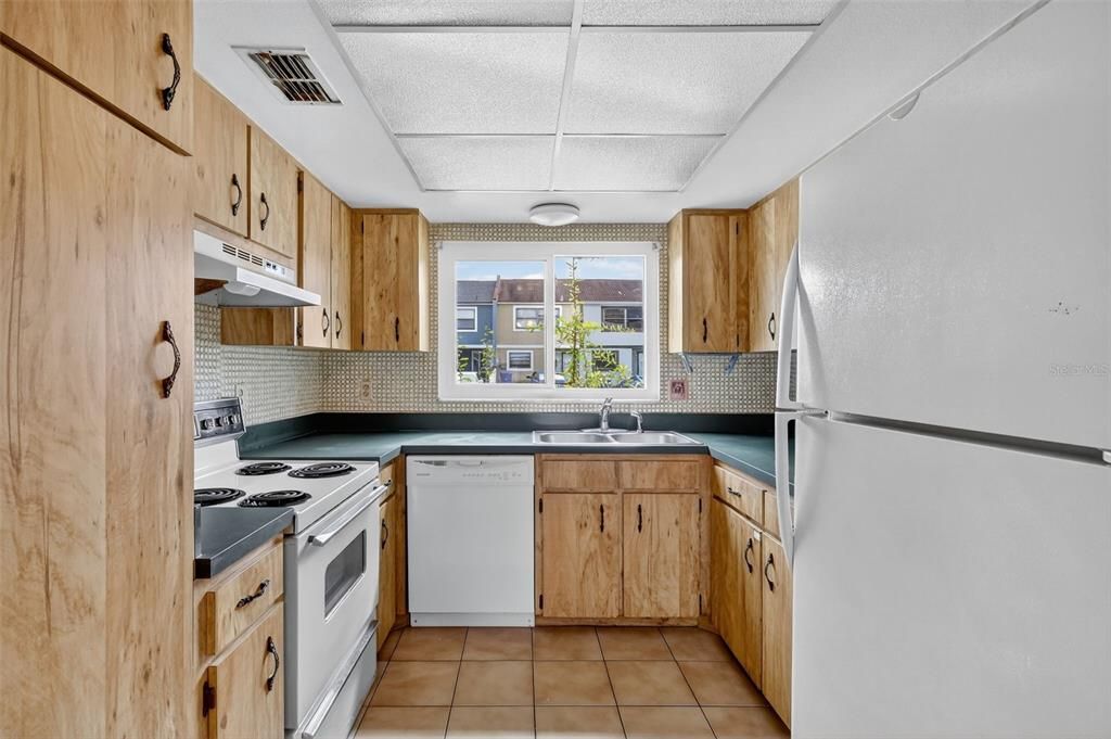 待售: $220,000 (2 贝兹, 2 浴室, 1048 平方英尺)