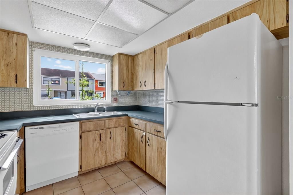 待售: $220,000 (2 贝兹, 2 浴室, 1048 平方英尺)