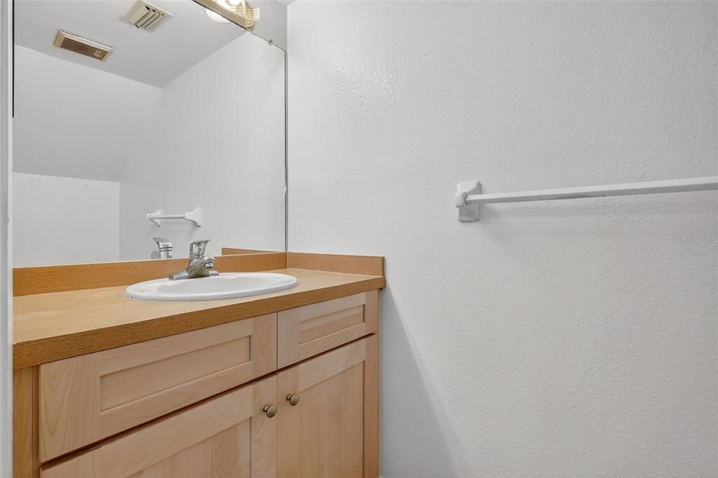 待售: $220,000 (2 贝兹, 2 浴室, 1048 平方英尺)