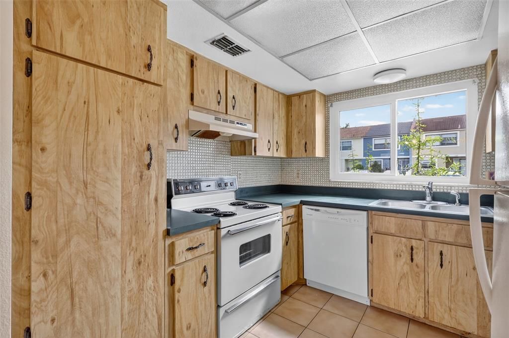 待售: $220,000 (2 贝兹, 2 浴室, 1048 平方英尺)