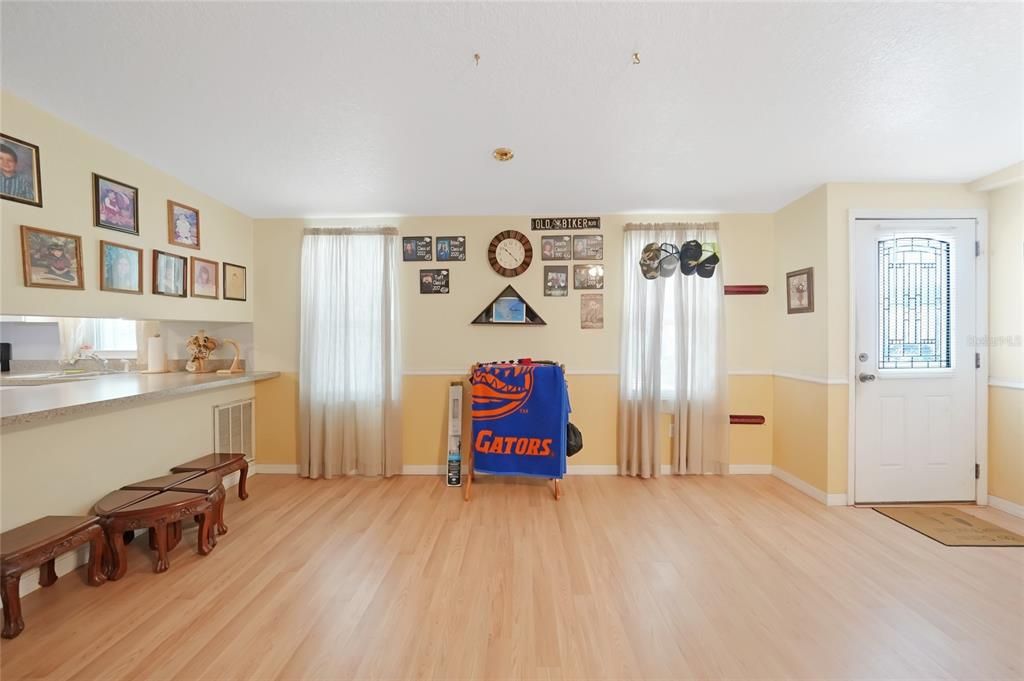 待售: $199,000 (2 贝兹, 2 浴室, 1054 平方英尺)