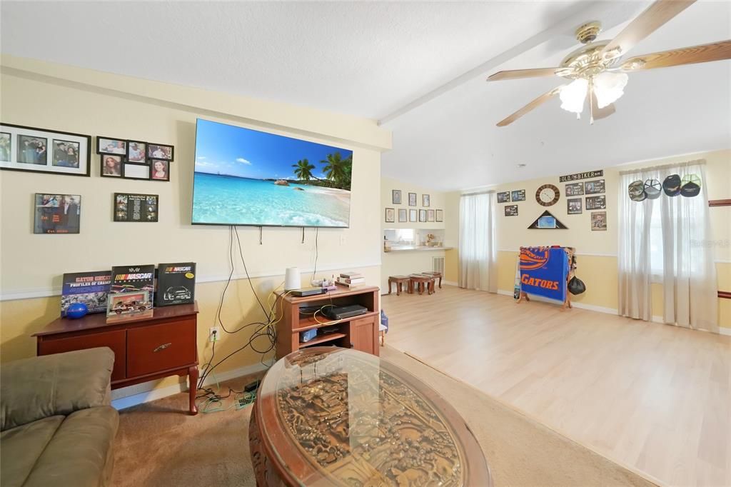 待售: $199,000 (2 贝兹, 2 浴室, 1054 平方英尺)