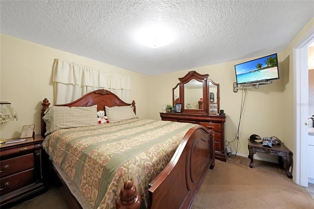 待售: $199,000 (2 贝兹, 2 浴室, 1054 平方英尺)