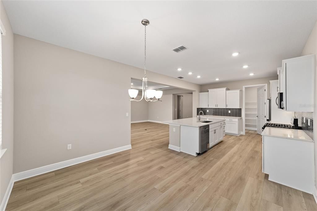 待售: $398,000 (2 贝兹, 2 浴室, 2202 平方英尺)