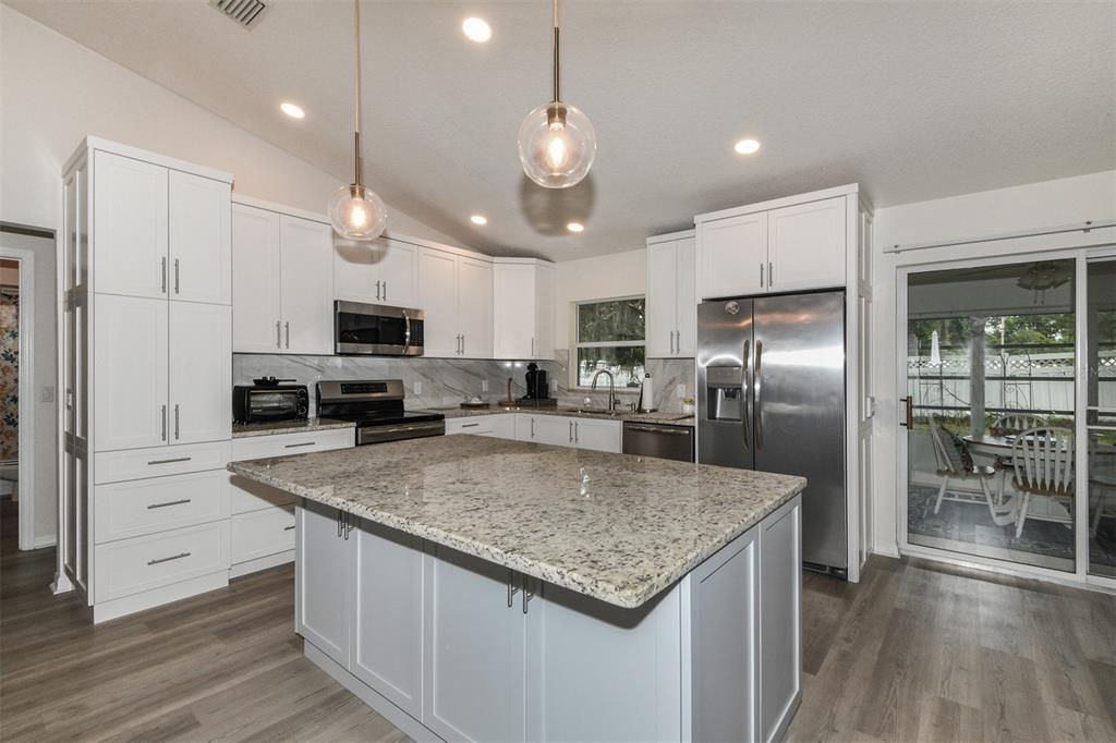 For Sale: $300,000 (3 beds, 2 baths, 1648 Square Feet)