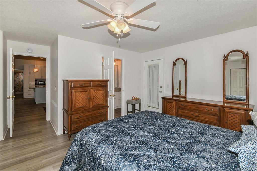 For Sale: $300,000 (3 beds, 2 baths, 1648 Square Feet)