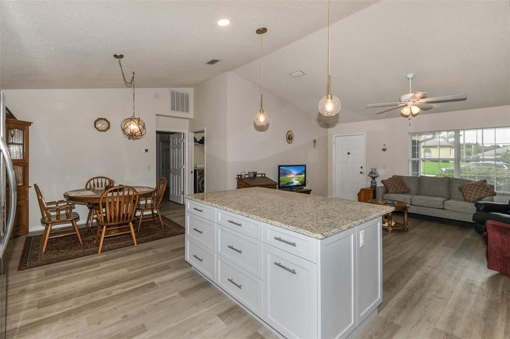 For Sale: $300,000 (3 beds, 2 baths, 1648 Square Feet)