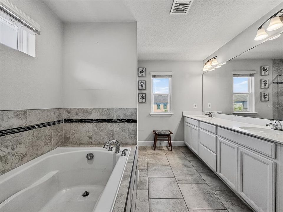 For Sale: $705,000 (5 beds, 2 baths, 2902 Square Feet)