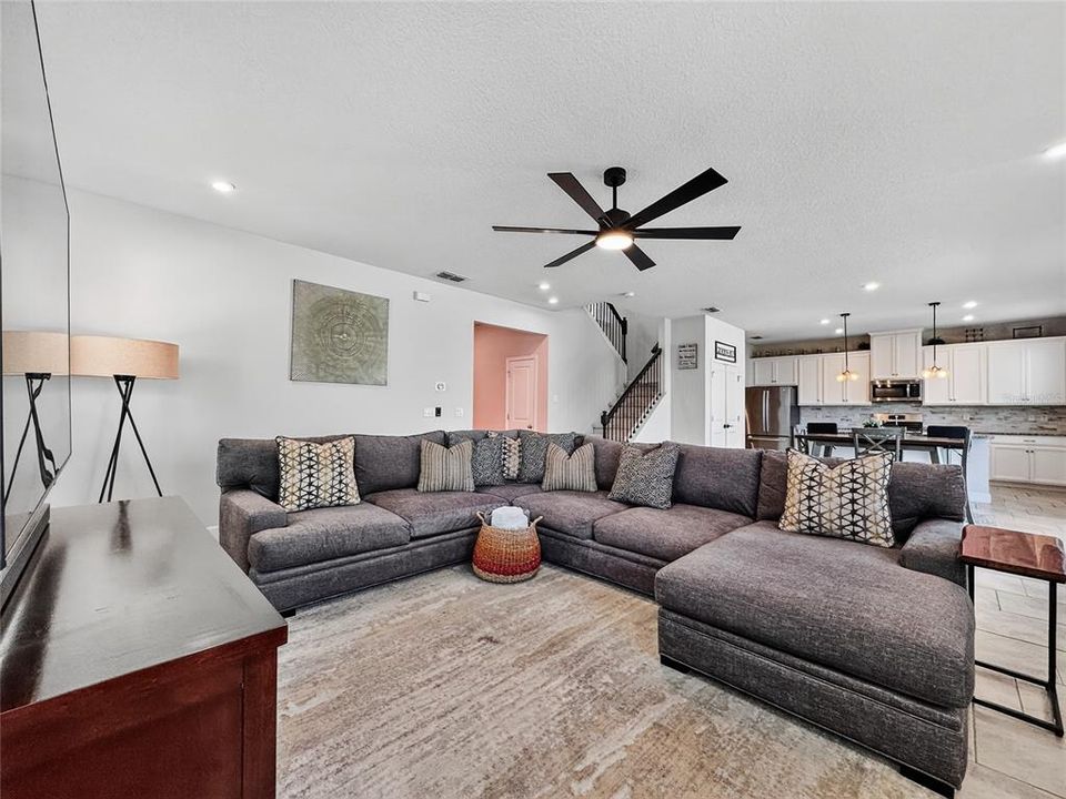 For Sale: $705,000 (5 beds, 2 baths, 2902 Square Feet)