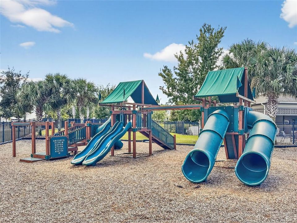 For Sale: $705,000 (5 beds, 2 baths, 2902 Square Feet)