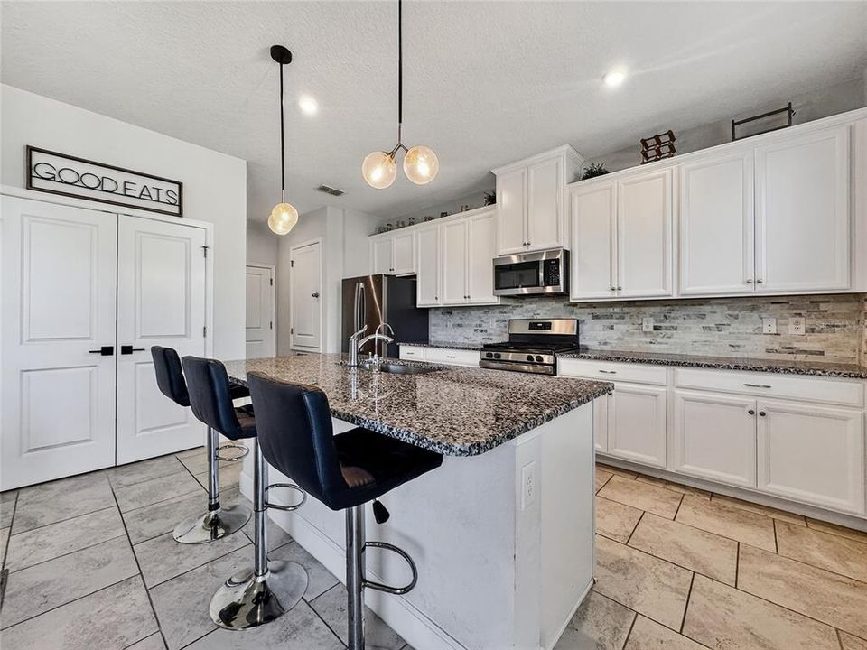 For Sale: $705,000 (5 beds, 2 baths, 2902 Square Feet)